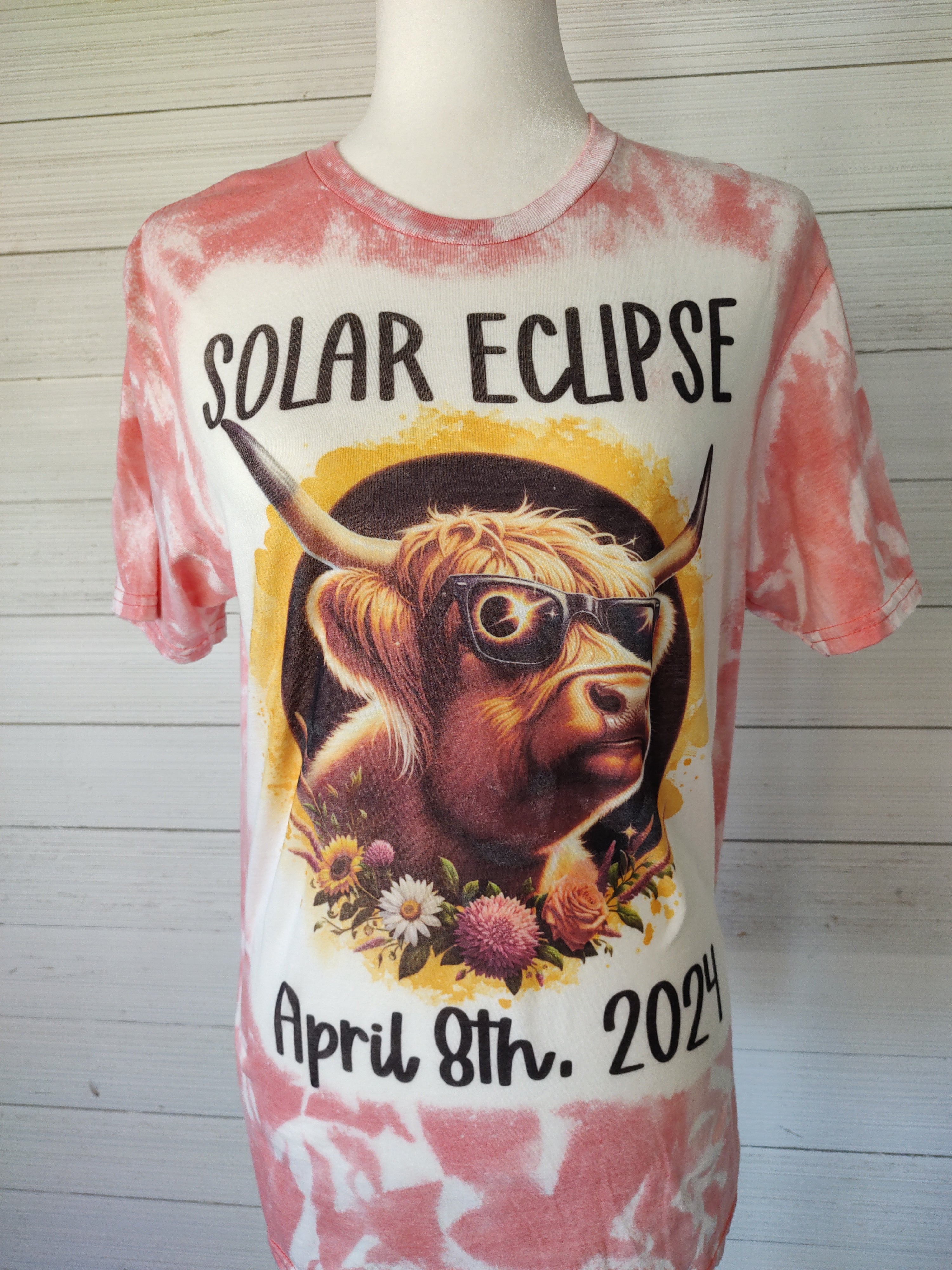 Highland Cow Solar Eclipse 4/8/2024 T-Shirt Scrunch Bleached